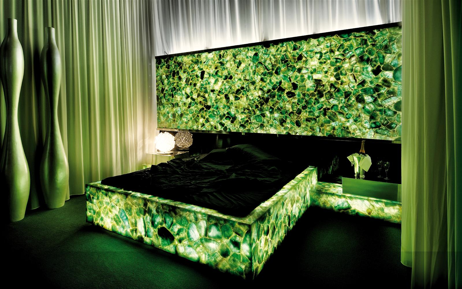 спальня отделка зеленый флюорит с подсветкой